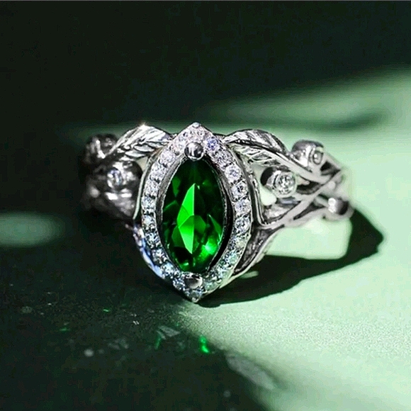 New Gorgeous Emerald Wedding Ring - Picture 6 of 7